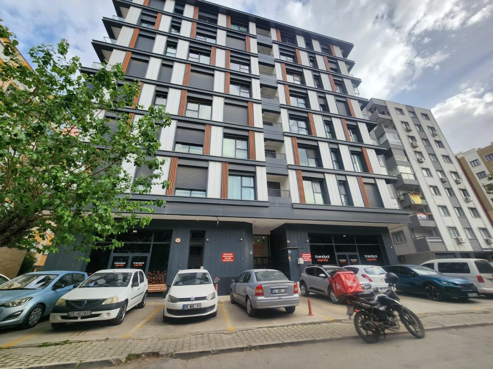 Bayraklı Mansuroğlu'nda Satılık 2+1 Kapalı Mutfak Daire — fotoğraf 1