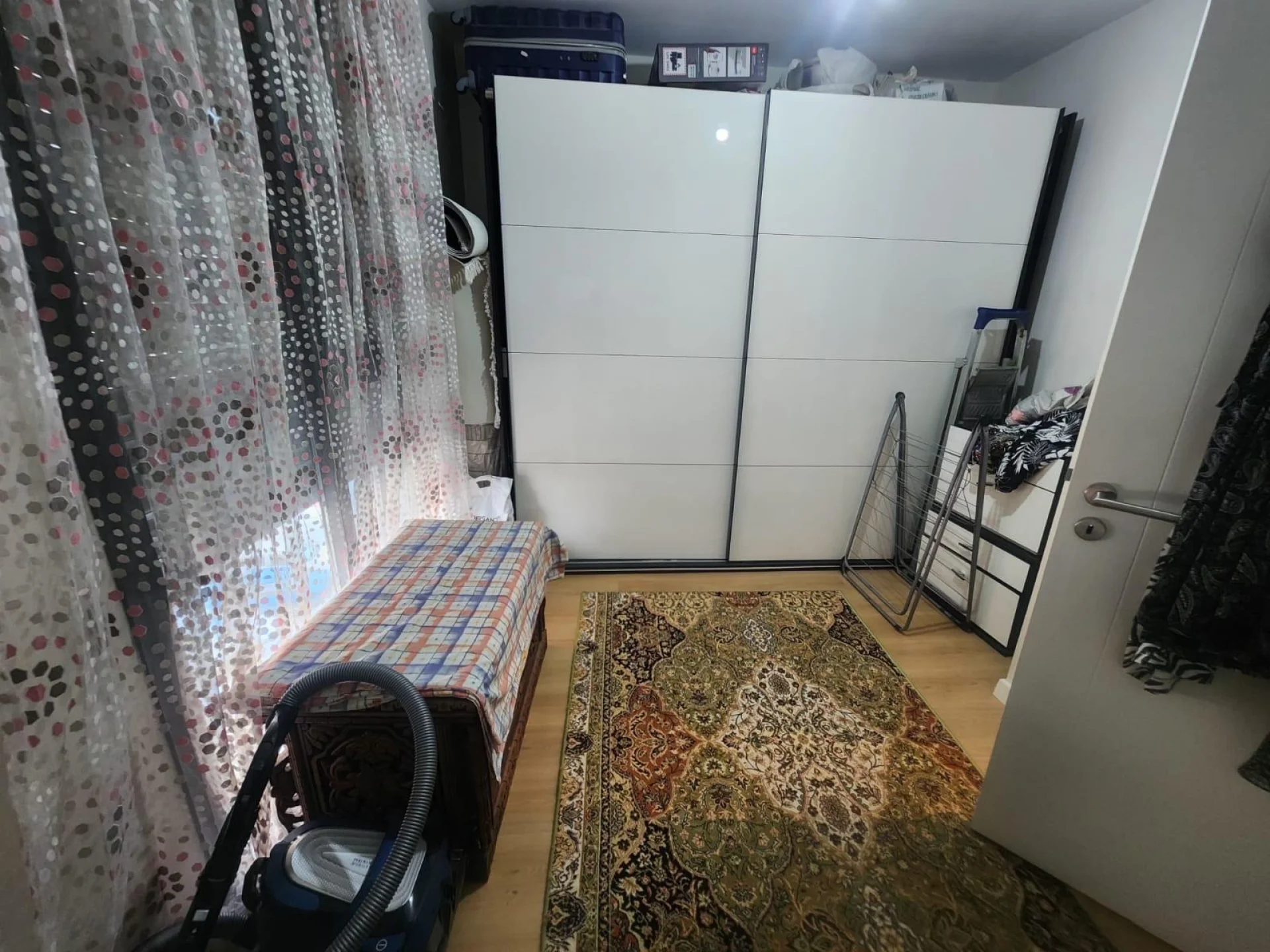Bayraklı Mansuroğlu'nda Satılık 2+1 Kapalı Mutfak Daire — fotoğraf 2